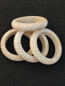 กำไลข้อมือทำมือจากกระดูกธรรมชาติขัดเงา เป็นมิตรกับสิ่งแวดล้อม สไตล์โมเดิร์น แกะสลักอย่างประณีต โดย Perfect Enterprises - Product Image 6
