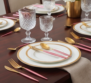 Juego de cubiertos Bella Pink Gold de doble tono en acero inoxidable con mango rosa mate PVD, apto para lavavajillas, para bodas y restaurantes. - Product Image 5