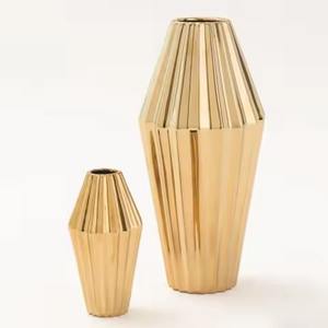 Vases à fleurs en métal élégants et décoratifs pour la mise en scène florale - Product Image 1