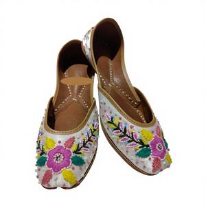 Zapatos de Mujer de Cuero Genuino Impermeables con Bordado, Diseño Tradicional y Elegante, para Uso Diario en Interiores y Exteriores, Todas las Temporadas - Product Image 1