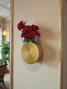 Vase mural moderne plaqué or avec motif circulaire pour l'affichage de fleurs et plantes d'intérieur - Product Image 1