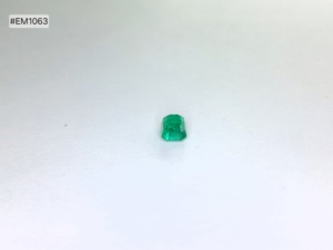 Elegante Esmeralda Zambiana Natural Genuina de Grado 3A, Corte Facetado Octogonal, 1.16ct, Gema Suelta para Collar y Anillo - Product Image 4