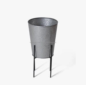 Support de plante en métal fabriqué à la main Style unique pour les amoureux des plantes avec une touche personnalisée pour les fleurs artificielles dans le jardin - Product Image 5