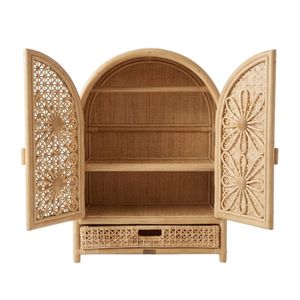 Armario de Muñecas de Ratán Natural Hecho a Mano con Puertas Florales, Armario en Miniatura con Cajón y Estantes, Almacenamiento de Juguetes para Habitación Infantil Estilo Boho - Product Image 1