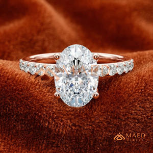 แหวนโรสโกลด์ทรงวงรีประดับเพชรเม็ดเล็กๆ ด้านข้าง ดีไซน์เรียบหรู เหมาะสำหรับเป็นแหวนแทนใจในวันครบรอบ - Product Image 1