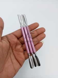AL_FARDAN Repousse-cuticules et grattoir à ongles en acier inoxydable avec logo personnalisé pour manucure et outils de nail art - Product Image 1