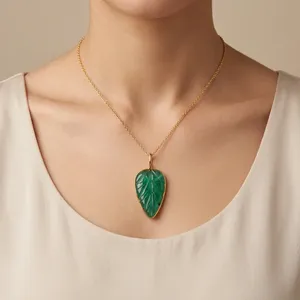 Collier Pendentif Tendance en Pierre Naturelle Jade Vert Sculpté en Forme de Feuille, Plaqué Or 18 carats, Chaîne Câble, pour Femme, Idéal Soirées et Quotidien - Product Image 2
