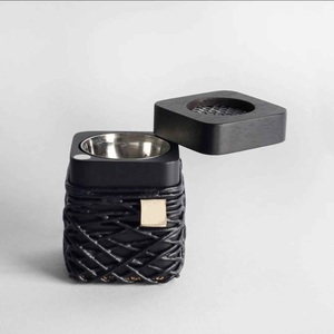 Brûleur d'encens en bois fait main, design tressé noir avec insert et couvercle en métal, utilisation aromatique toute saison - Product Image 1