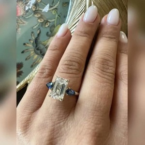 Bague de luxe en diamant de laboratoire taille émeraude en argent sterling 925 pour femme, idéale pour les fiançailles, les mariages et les cadeaux d'anniversaire - Product Image 2