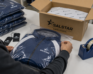 Parka de Natación Impermeable con Capucha Personalizada de Fábrica, Manga Larga, Secado Rápido, Forro Polar Transpirable, Cierre de Cremallera, Bata de Cambio para Hombre - Product Image 4