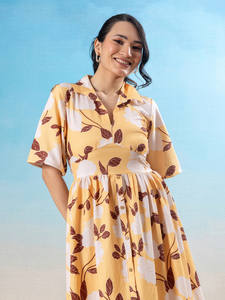 Vestido midi amarillo y blanco con estampado floral, cuello camisero, mangas cortas regulares, detalle fruncido o plisado, corte recto. - Product Image 5