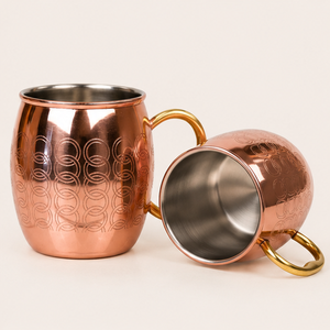 Mug en cuivre artisanal pour Moscow Mule avec un design unique en relief et une poignée robuste en laiton, tasse à bière pour bar à domicile - Product Image 1