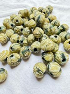 Perles de verre Krobo africaines en gros |   Perles en verre recyclé faites à la main |   Perles colorées en tube et perles rondes en boîte pour la création de bijoux - Product Image 2
