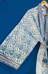 Kimono de algodón azul con estampado a mano, bata nupcial, regalo de boda, elegante ropa de estar para mujer - Product Image 4