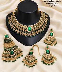 Ensemble collier choker en pierre rose plaqué or avec boucles d'oreilles et Maang Tikka, bijoux de mariée indiens - Product Image 4