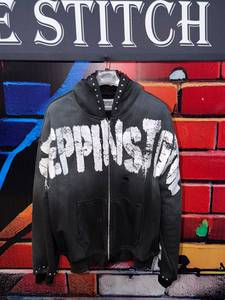 Sudadera con Capucha Negra para Hombre White Stitch Intl, Diseño con Letras Impresas, Estilo Urbano, Corte Regular - Product Image 2