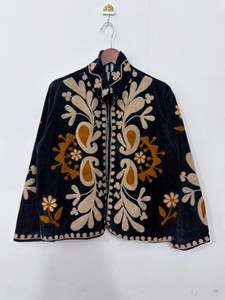 Veste élégante et exclusive en velours noir brodée à la main, style cachemire, avec motifs floraux et cachemire traditionnels. - Product Image 1