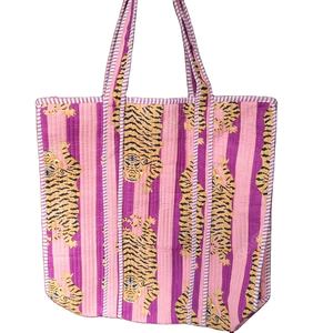 Bolso tote acolchado de algodón hecho a mano con estampado de tigre, rosa y morado a rayas, bolso de compras textil grande para mujer, bolso de hombro. - Product Image 1