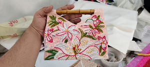 Bolso de Noche Hecho a Mano con Cuentas, Bordado de Palmera al Atardecer, Bolso de Playa Bohemio de Bambú para Verano, con Correa Única Abierta y Patrón Cítrico de Satén - Product Image 3
