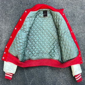 Chaqueta Bomber Varsity de Béisbol, Chaqueta Personalizada OEM con Bordado, Chaqueta Varsity Letterman Vintage 1999, Mangas de Cuero y Lana Roja - Product Image 5