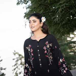 Vente en gros de robes traditionnelles royales bohèmes pakistanaises et indiennes pour femmes, en polyester, avec dentelle et motifs brodés, longueur genou - Product Image 2