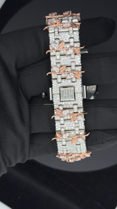 Montre en or rose bicolore style épine, entièrement sertie de diamants moissanite, montre moissanite personnalisée de créateur, pierre poire sur les maillons - Product Image 2