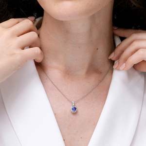 Colgante de Oro Puro de 14K con Zafiro Azul Natural Redondo y Halo de Diamantes Engastados en Barra, Certificado IGI, Colgantes de Piedras Preciosas y Diamantes - Product Image 4