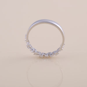 Anillo de media eternidad con diamantes cultivados en laboratorio de corte marquesa y redondo de 0.47 quilates |   Anillo de Boda de Plata de Ley 925 Sólida - Product Image 5