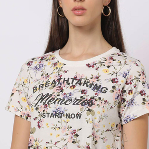 เสื้อยืดสตรีทแวร์แขนสั้นทรงสลิมผ้าเจอร์ซีย์เรียบพร้อมโลโก้แบบกำหนดเอง ระบายอากาศได้ดี คุณภาพสูง ผลิตจากผ้าฝ้ายพรีเมียม 100% - Product Image 5