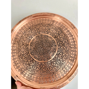 Assiette de service ronde en cuivre gravée, faite à la main, pour la table et la cuisine - Product Image 1