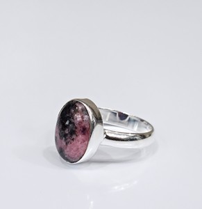 Bague artisanale en argent sterling avec rhodonite ovale, pierre précieuse naturelle, bijou minimaliste pour femme, à porter au quotidien - Product Image 1