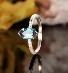 Bague de fiançailles en argent avec alexandrite taille hexagonale et pierre précieuse à changement de couleur, bague de mariage et de promesse géométrique de luxe pour femme - Product Image 4