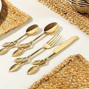 Ensemble de couverts martelés dorés, cuillère, fourchette, ustensiles de table, design minimaliste, vaisselle en métal - Product Image 6