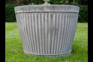 Maceta Grande de Metal Galvanizado, Estilo Rústico, Ideal para Decoración de Jardín, Paisajismo y Exhibición de Flores, Procedente de India - Product Image 3