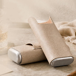Estuche de puros de cuero de lujo con cortador integrado y artesanía en cuero genuino para amantes de los puros, en venta. - Product Image 3