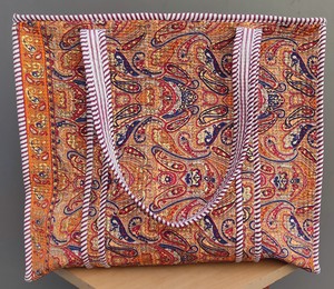 Sac fourre-tout pour femme, tendance, en coton matelassé Kantha à motifs floraux, avec fermeture éclair, deux poignées et chaînes – Idéal pour la plage et le shopping décontracté - Product Image 1
