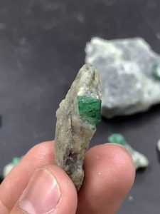 Spécimens de cristal d'émeraude verte naturelle, matrice de pierres brutes de forme irrégulière, pour la fabrication de bijoux, pièces de collection, pièces à exposer, brillent dans le noir, 203g - Product Image 3