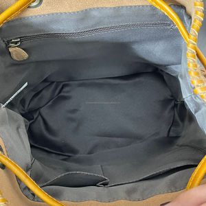 Bolso de Hombro Tipo Cubo de Cuero Gamuzado Hecho a Mano con Costuras Personalizadas OEM, Bolso Cruzado de Cuero Genuino Vintage con una Sola Correa para el Hombro - Product Image 6