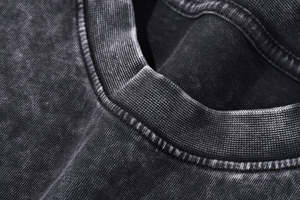 Camiseta de algodón 100% de alta calidad, 300 g/m², con lavado ácido y efecto nieve, cuello pequeño, estilo vintage, hombros caídos y corte oversized. - Product Image 4