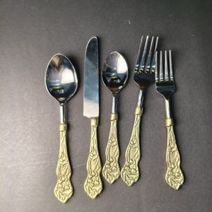 Juego de Cubiertos Dorados con Relieve Floral, Colección de Vajilla de Acero Inoxidable Vintage para Regalos de Lujo para el Hogar y Eventos Gastronómicos - Product Image 6