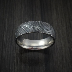 Bagues en acier Damas personnalisées en gros pour hommes, bague de fiançailles texturée aspect grain de bois, artisanat haut de gamme - Product Image 2