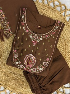 Dernière collection de Kurtis ethniques indiens et pakistanais en soie romaine, richement brodés avec des détails faits main, élégants pour les occasions festives, les fêtes et le bureau. - Product Image 6