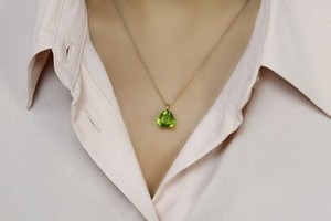 Colgante de Peridoto 100% Natural con Engaste Vintage en Plata de Ley S925, Corte Trillón, Cadena de Joyería, Regalos - Product Image 5