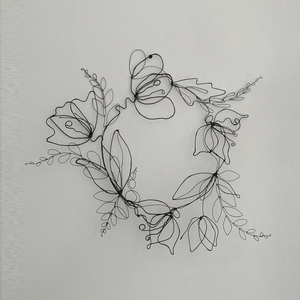 Couronne de fleurs élégante en fil métallique noir avec des contours sculptés abstraits, parfaite pour l'art mural moderne minimaliste ou la décoration intérieure - Product Image 2