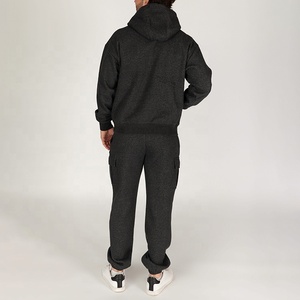 Ensemble survêtement et jogging cargo personnalisé avec logo pour homme – Tenue de sport élégante et décontractée - Product Image 5