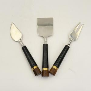 ชุดชีสพร้อมด้ามจับเรซิ่นสีดำรุ่นล่าสุด ดีไซน์ใหม่ พร้อมส้อมและมีดชีสโลหะ สำหรับใช้ในบ้าน โรงแรม ห้องครัว บนโต๊ะอาหาร - Product Image 2