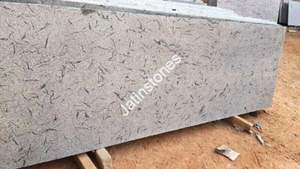 Plan de travail en granit blanc français poli, pierre naturelle pour cuisine et salle de bain, surface élégante et moderne pour une utilisation intérieure. - Product Image 2