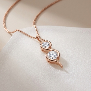 Collier pendentif en or rose 10K avec deux pierres en forme de spirale en S et diamants de laboratoire, cadeau minimaliste pour fiançailles et soirées - Product Image 3