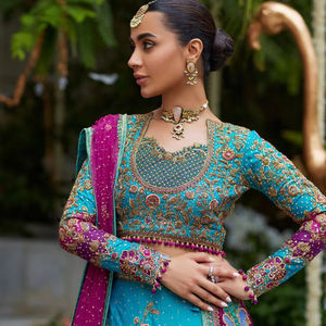 Lehenga Choli Clásico Hecho a Mano con Cintura Imperio, Largo hasta el Suelo, 100% Satén de Seda, con Espalda de Ilusión de Perlas de Cristal y Detalle de Botones - Product Image 1