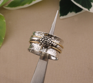 Anillo Apilable de Plata de Ley 925 con Motivo Clásico de Tortuga Marina para Mujer - Product Image 1